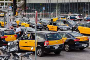 Taxis vor Bahnhof Sants  Barcelona Catalunya Spanien by Peter Ehlert in Barcelona Stadtrundgang