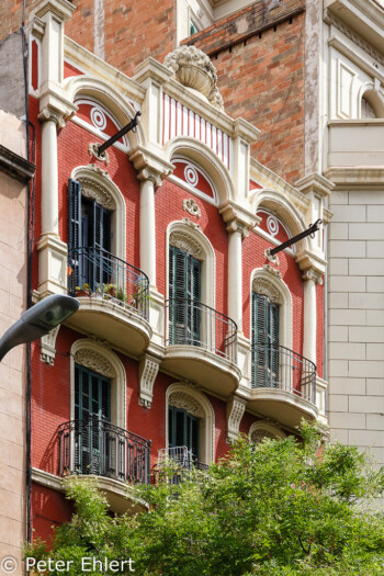 Hausfront mit Balkon  Barcelona Catalunya Spanien by Peter Ehlert in Barcelona Stadtrundgang