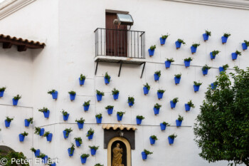 Blause Töpfe an Calle Arcos de la Frontera (Cádiz) - Andalucí  Barcelona Catalunya Spanien by Peter Ehlert in Barcelona Stadtrundgang