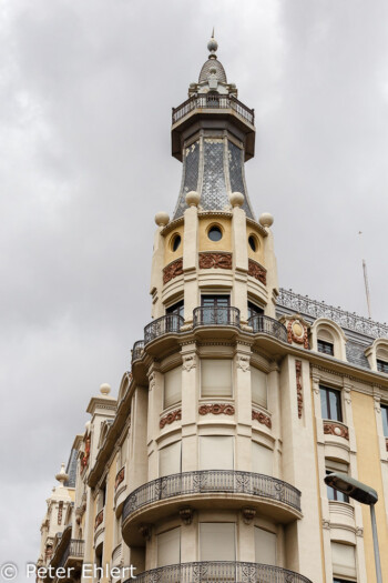 Hausecke mit Turm  Barcelona Catalunya Spanien by Peter Ehlert in Barcelona Stadtrundgang