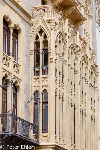 Hausfront mit gotischem Balkon  Barcelona Catalunya Spanien by Peter Ehlert in Barcelona Stadtrundgang