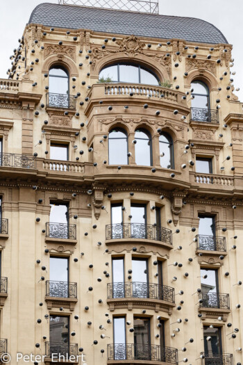 Fassade mit Augen  Barcelona Catalunya Spanien by Peter Ehlert in Barcelona Stadtrundgang