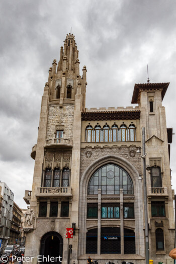 Justizgebäude mit Bank  Barcelona Catalunya Spanien by Peter Ehlert in Barcelona Stadtrundgang