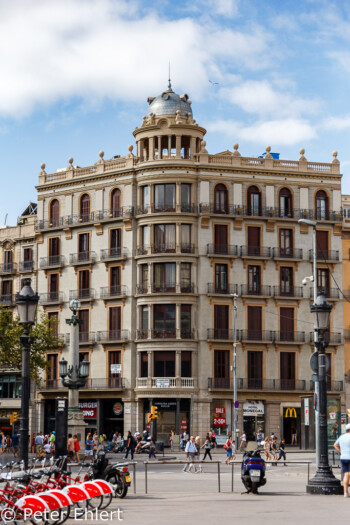 Hausecke mit Turm und Balkonen  Barcelona Catalunya Spanien by Peter Ehlert in Barcelona Stadtrundgang