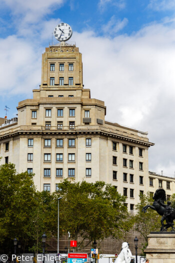 Haus mit drehender Uhr  Barcelona Catalunya Spanien by Peter Ehlert in Barcelona Stadtrundgang