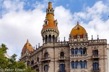 Hausfront mit Türmen  Barcelona Catalunya Spanien by Peter Ehlert in Barcelona Stadtrundgang