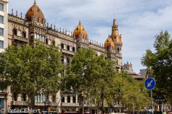 Hausfront mit Türmen  Barcelona Catalunya Spanien by Peter Ehlert in Barcelona Stadtrundgang