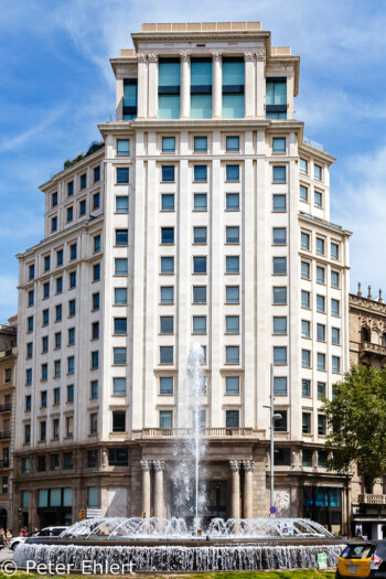 Bürogebäude mit Fontäne  Barcelona Catalunya Spanien by Peter Ehlert in Barcelona Stadtrundgang