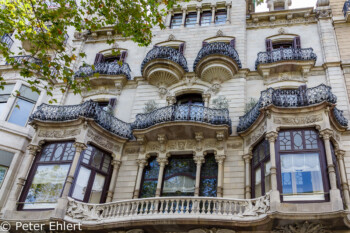 Hausfront mit Balkonen  Barcelona Catalunya Spanien by Peter Ehlert in Barcelona Stadtrundgang