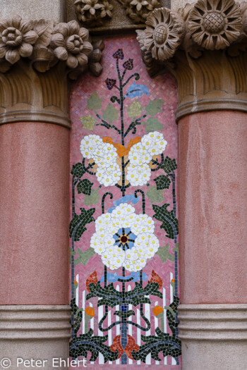 Jugendstil Mosaik an Hauswand  Barcelona Catalunya Spanien by Peter Ehlert in Barcelona Stadtrundgang