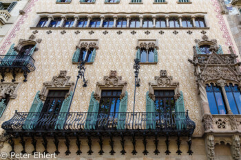 Hausfront mit Balkon  Barcelona Catalunya Spanien by Peter Ehlert in Barcelona Stadtrundgang