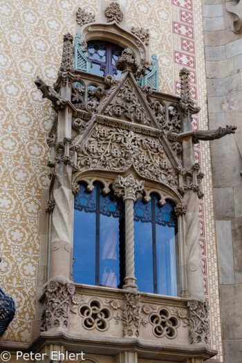 Fenster mit Wasserspeiern  Barcelona Catalunya Spanien by Peter Ehlert in Barcelona Stadtrundgang