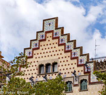 Giebel mit Zinnen  Barcelona Catalunya Spanien by Peter Ehlert in Barcelona Stadtrundgang