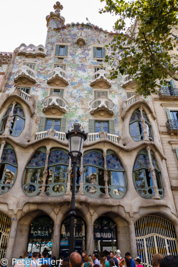 Hausfront (Geschichte des Hl. Georg)  Barcelona Catalunya Spanien by Peter Ehlert in Barcelona Stadtrundgang