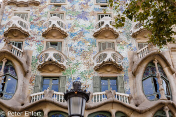 Hausfront mit Balkonen  Barcelona Catalunya Spanien by Peter Ehlert in Barcelona Stadtrundgang