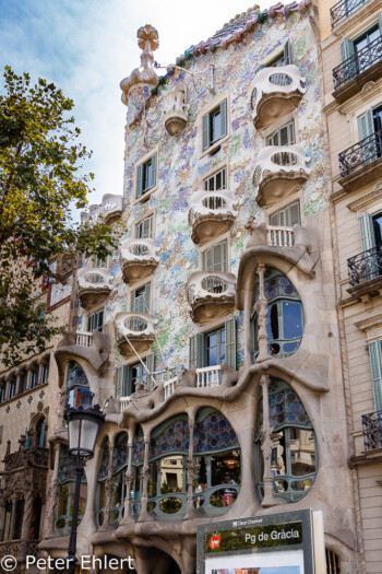 Hausfront (Geschichte des Hl. Georg)  Barcelona Catalunya Spanien by Peter Ehlert in Barcelona Stadtrundgang