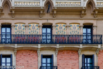 Hausfront mit Balkonen  Barcelona Catalunya Spanien by Peter Ehlert in Barcelona Stadtrundgang