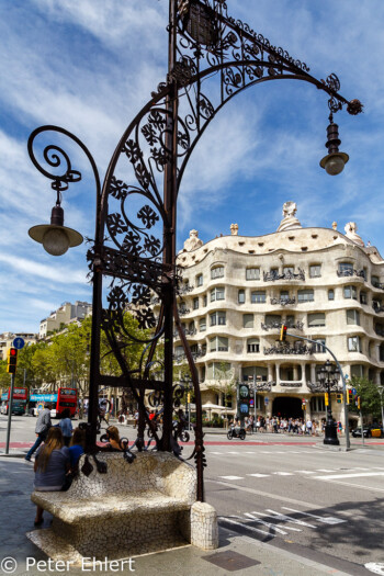 Straßenlaterne mit Sitzbank  Barcelona Catalunya Spanien by Peter Ehlert in Barcelona Stadtrundgang