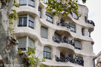 Hausfront mit Balkonen  Barcelona Catalunya Spanien by Peter Ehlert in Barcelona Stadtrundgang