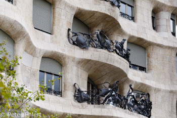 Hausfront mit Balkonen  Barcelona Catalunya Spanien by Peter Ehlert in Barcelona Stadtrundgang