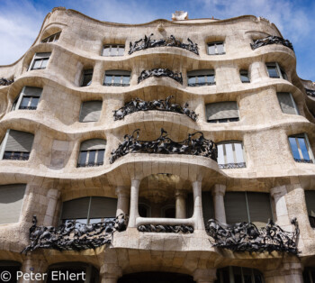 Hausfront mit Balkonen  Barcelona Catalunya Spanien by Lara Ehlert in Barcelona Stadtrundgang