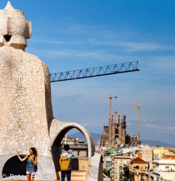 Durchgang mit Sagrada Familia  Barcelona Catalunya Spanien by Peter Ehlert in Barcelona Stadtrundgang