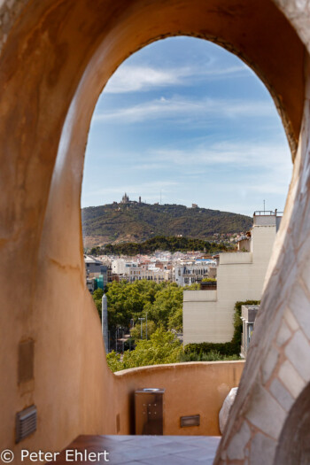 Durchgang mit Tibidabo  Barcelona Catalunya Spanien by Peter Ehlert in Barcelona Stadtrundgang