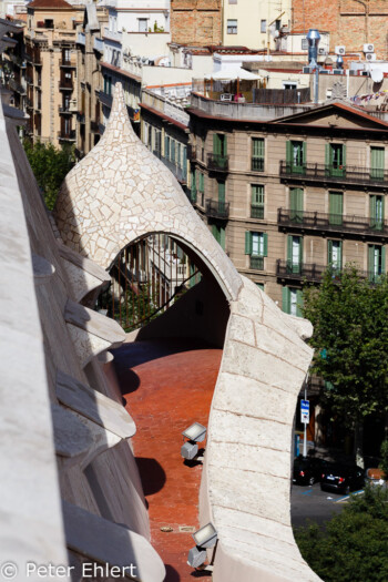 Umlauf mit Durchgang  Barcelona Catalunya Spanien by Peter Ehlert in Barcelona Stadtrundgang
