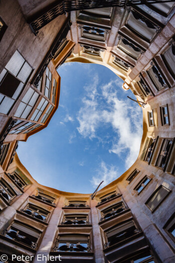 Blick zum Himmel im Innenhof  Barcelona Catalunya Spanien by Lara Ehlert in Barcelona Stadtrundgang