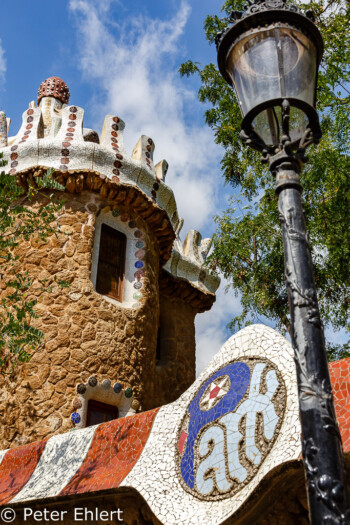 Pförtnerhaus mit Laterne  Barcelona Catalunya Spanien by Peter Ehlert in Barcelona Stadtrundgang