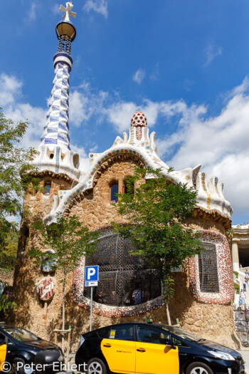 Pförtnerhaus mit Taxi  Barcelona Catalunya Spanien by Peter Ehlert in Barcelona Stadtrundgang