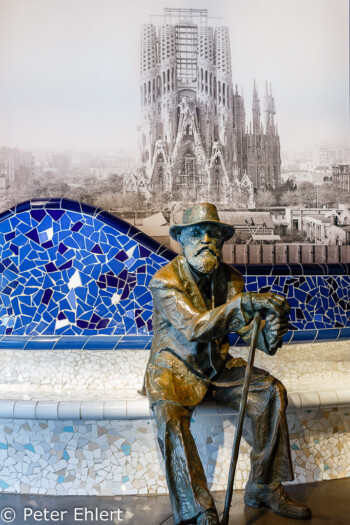 Gaudi Plastik auf Bank sitzend vor Sagrada Familia  Barcelona Catalunya Spanien by Peter Ehlert in Barcelona Stadtrundgang