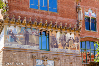 Fassade mit Mosaik  Barcelona Catalunya Spanien by Peter Ehlert in Barcelona Stadtrundgang