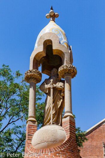 Wächter auf Eingangssockel  Barcelona Catalunya Spanien by Peter Ehlert in Barcelona Stadtrundgang