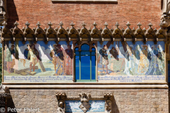 Fassadenmosaike an Hauptportal  Barcelona Catalunya Spanien by Peter Ehlert in Barcelona Stadtrundgang