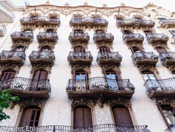 Hausfront mit Balkonen  Barcelona Catalunya Spanien by Peter Ehlert in Barcelona Stadtrundgang