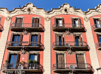 Hausfront mit Balkonen  Barcelona Catalunya Spanien by Peter Ehlert in Barcelona Stadtrundgang