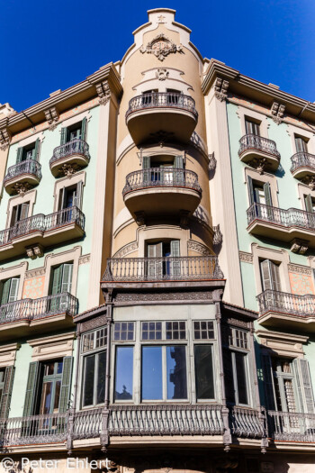 Hausecke mit Balkonen  Barcelona Catalunya Spanien by Peter Ehlert in Barcelona Stadtrundgang