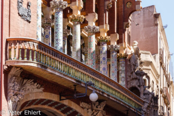 Balkon und Säulen  Barcelona Catalunya Spanien by Peter Ehlert in Barcelona Stadtrundgang