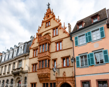 Hausfront mit Erker und Skulptur von Auguste Bartholdi  Colmar Alsace-Champagne-Ardenne-Lorrain Frankreich by Peter Ehlert in Colmar Weekend