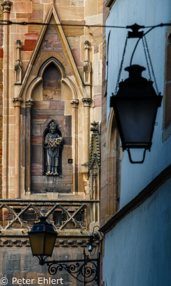 Blick durch Gasse auf Kirche  Colmar Alsace-Champagne-Ardenne-Lorrain Frankreich by Peter Ehlert in Colmar Weekend