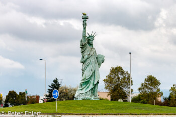 Freiheitsstatue (12m Kunstharz)  Colmar Alsace-Champagne-Ardenne-Lorrain Frankreich by Peter Ehlert in Colmar Weekend