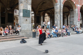 Straßenkünstlerin  Milano Lombardia Italien by Peter Ehlert in Mailand - Daytrip