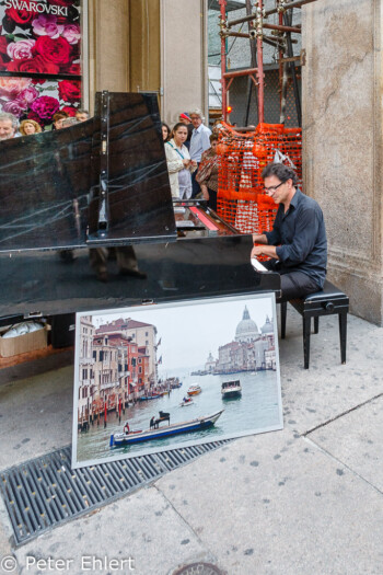 Pianist  Milano Lombardia Italien by Peter Ehlert in Mailand - Daytrip