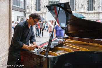 Pianist  Milano Lombardia Italien by Peter Ehlert in Mailand - Daytrip