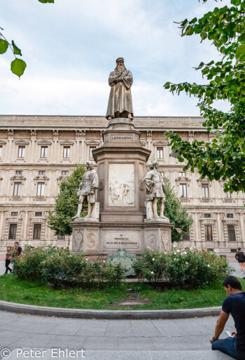 Statue Leonardo da Vinci und Palazzo Marino  Milano Lombardia Italien by Peter Ehlert in Mailand - Daytrip