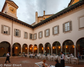 Café im Innenhof  Milano Lombardia Italien by Peter Ehlert in Mailand - Daytrip