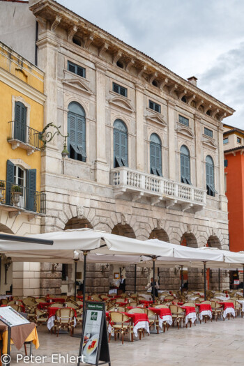 Häuserfront mit Restaurant  Verona Veneto Italien by Peter Ehlert in Verona Weekend mit Opernaufführung