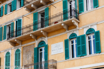 Häuserfront mit Gedenktafel  Verona Veneto Italien by Peter Ehlert in Verona Weekend mit Opernaufführung