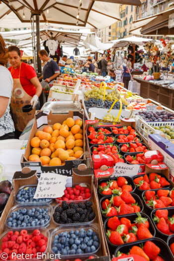 Marktstand  Verona Veneto Italien by Peter Ehlert in Verona Weekend mit Opernaufführung